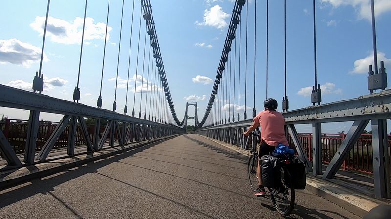 Cycliste sur le pont de La Réole (Gironde) à proximité du canal des Deux-Mers