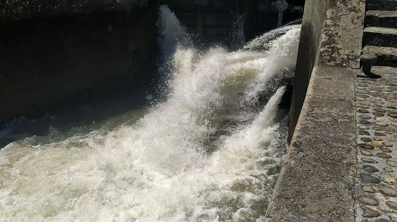 Remplissage d'une écluse sur le canal des Deux-Mers