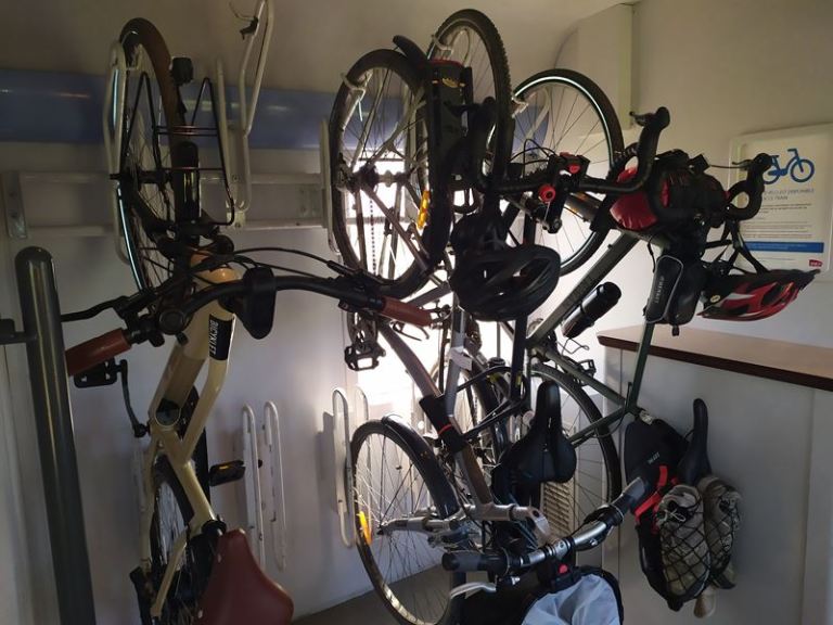 Vélos accrochés dans un train