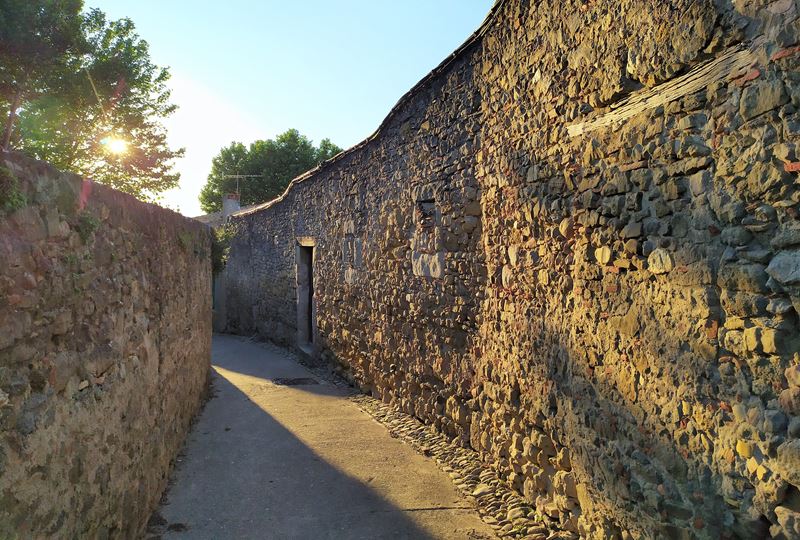 Une ruelle de la cité médiévale de Carcassonne au coucher du soleil