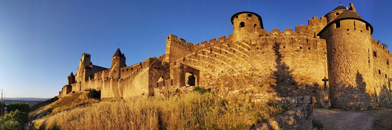 La cité médiévale de Carcassonne au coucher du soleil (vue d'ensemble)
