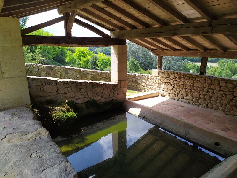 Le lavoir de Bellefond, à proximité de la piste Lapébie