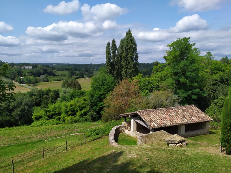 Le lavoir de Bellefond, à proximité de la piste Lapébie