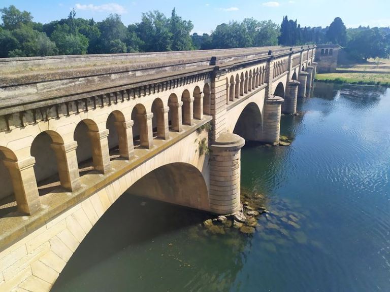 Le pont-canal de Béziers transporte le canal du Midi