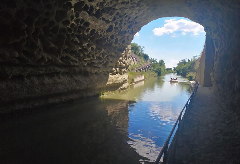 Le tunnel de Malpas permet au canal du Midi de passer sous la montagne