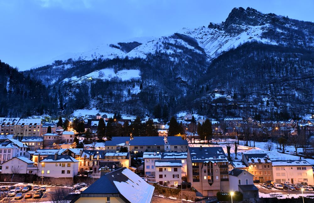 Vue générale à la tombée de la nuit de Cauterets enneigée