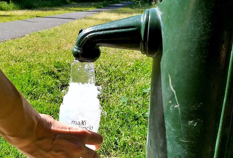 La fontaine de Frontenac (Gironde) le long de la piste cyclable Lapébie (canal des Deux-Mers)
