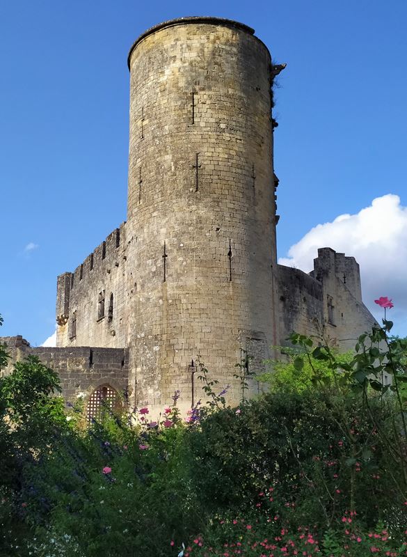Le château médiéval de Rauzan (Gironde) à proximité du canal des Deux-Mers