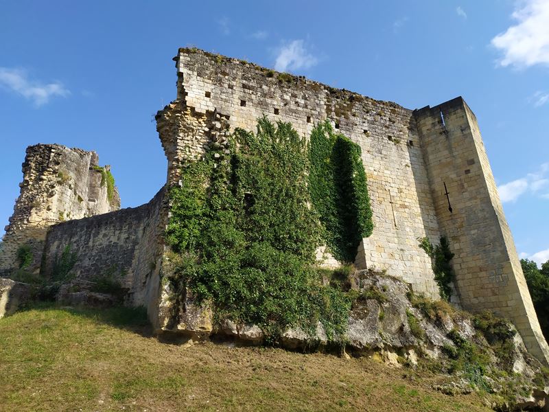 Le château médiéval de Rauzan (Gironde) à proximité du canal des Deux-Mers