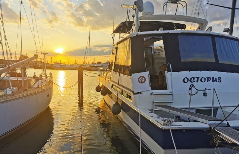 Le bateau Octopus amarré dans le port de Sète, au coucher du soleil