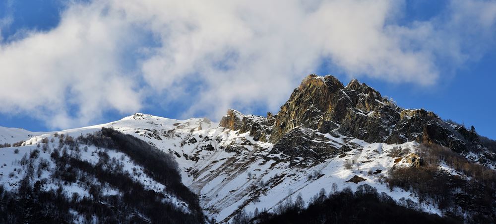Les montagnes enneigées autour de Cauterets