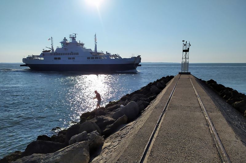 L'arrivée du bac au Verdon-sur-Mer