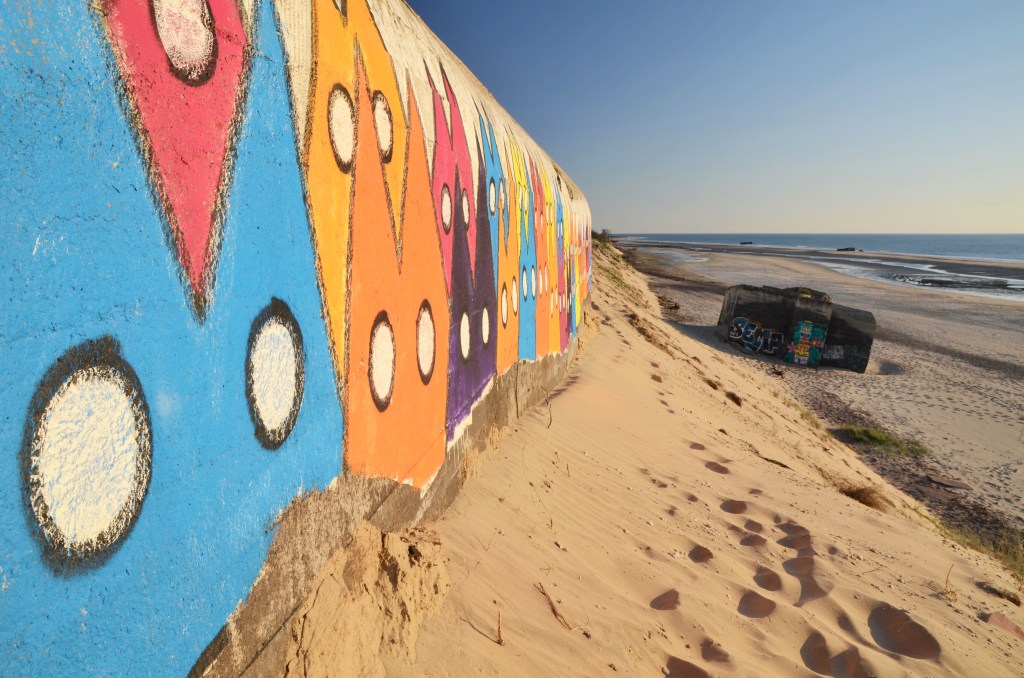A Soulac-sur-Mer, M le Chat peint sur un blockhaus par Yann Müller
