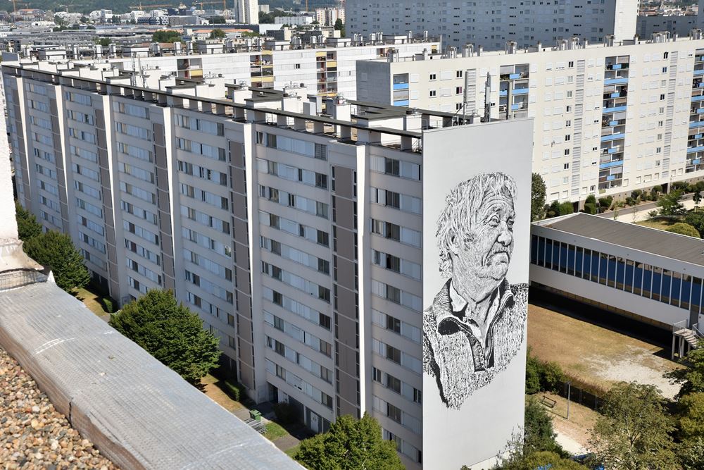 Street-art : un portrait géant sur le mur d'un immeuble de la résidence du Grand Parc à Bordeaux (France) peint par Heindrik Beikirch