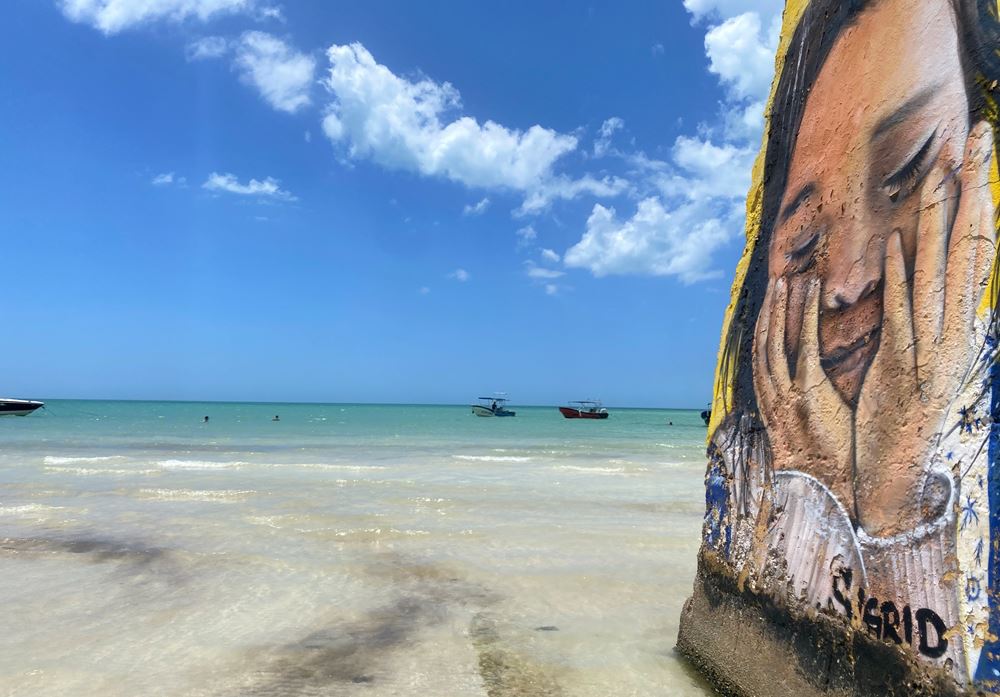 Street-art sur l'île d'Holbox au Mexique, sur un mur en ruine dans la mer