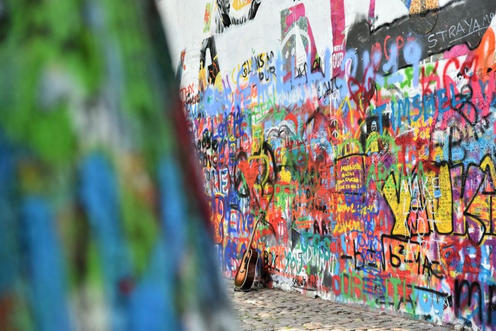 A Prague (République Tchèque), le mur John Lennon tagué par les passants