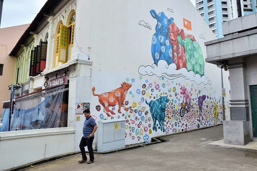 Street-art à Singapour, représentant des vaches et des fleurs