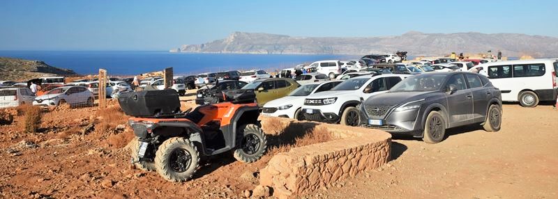 Le parking de Balos Beach, qui domine la mer