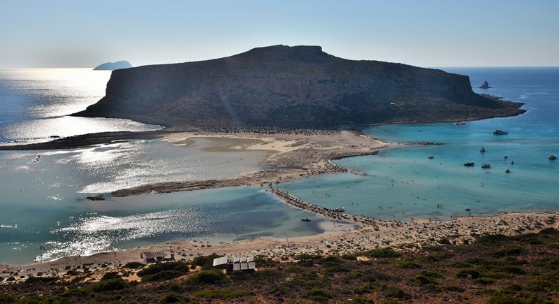 Vue d'ensemble sur Balos Beach, son lagon, ses plages et l'île de Tigani, juste avant le coucher du soleil.