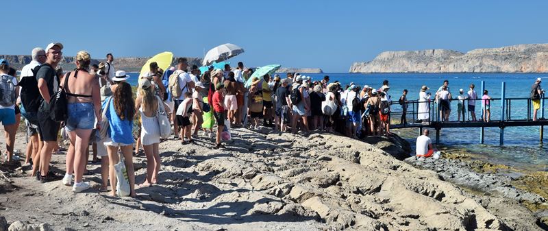 La foule estivale a pris d'assaut le ponton pour repartir de la plage de Balos Beach par le dernier ferry du jour