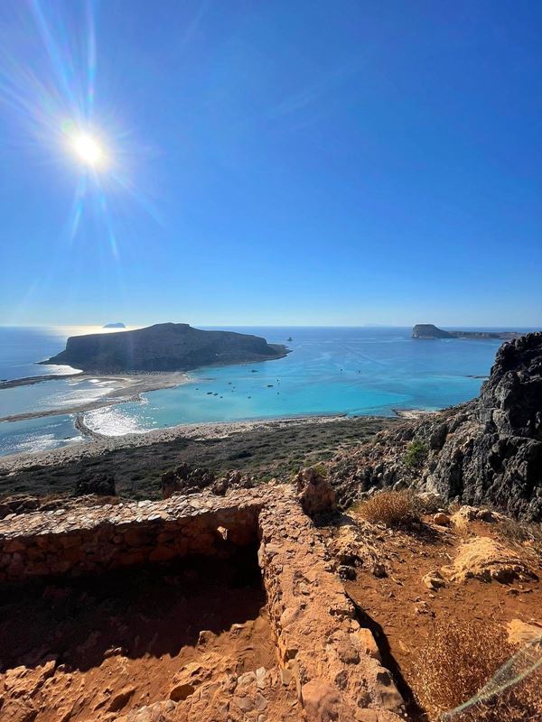 Le chemin de randonnée qui descend jusqu'à la plage de Balos Beach, et qui domine la mer et au fond, l'île de Tigani