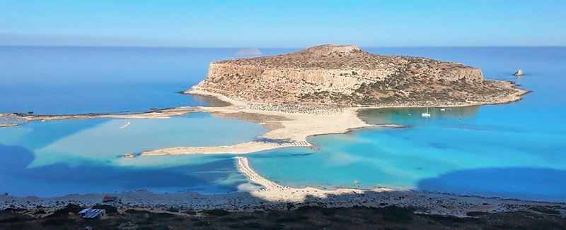 Vue d'ensemble de Balos Beach, son lagon turquoise, ses plages de sable blanc, et l'île de Tigani en arrière-plan