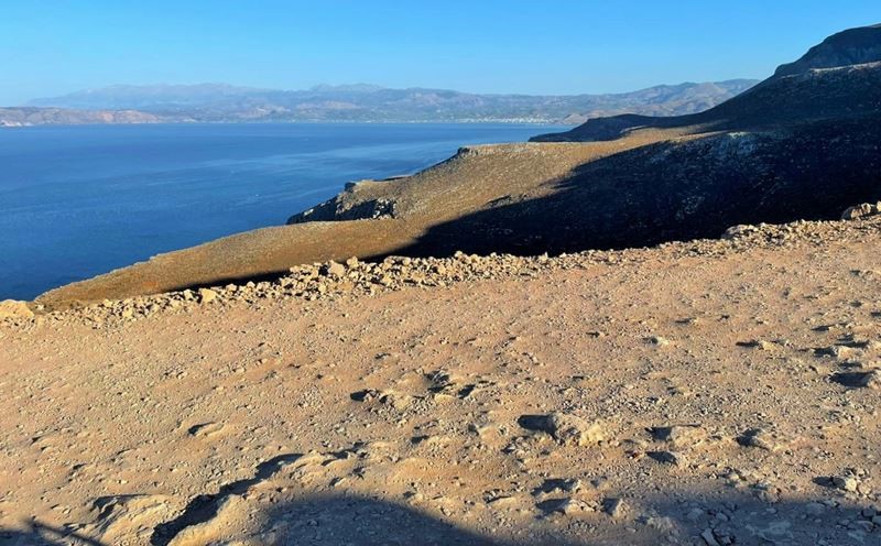 La piste cabossée qui mène à la plage de Balos avec vue sur la mer