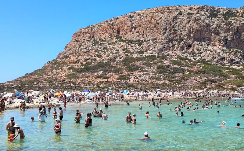 La foule estivale a pris d'assaut la plage et le lagon de Balos Beach
