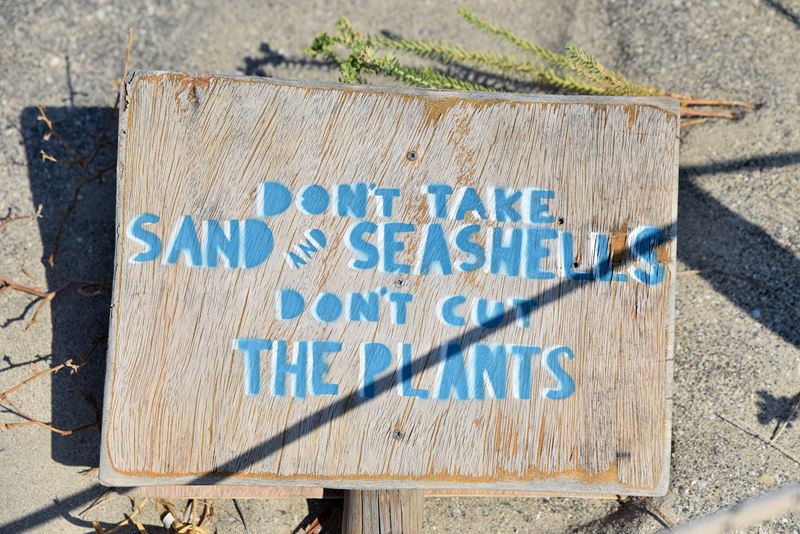 Panneau d'interdiction de ramasser sable, coquillages et plantes sur l'île d'Elafonisi, qui est une réserve naturelle protégée par le réseau européen Natura 2000