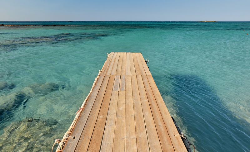 Un ponton dans une petite crique à côté de la plage d'Elafonissi