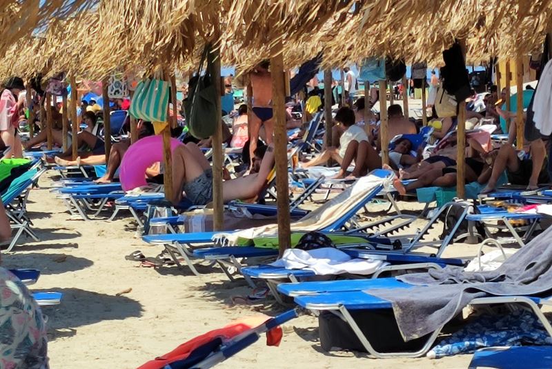 Les parasols et les transats de la plage bondée d'Elafonissi