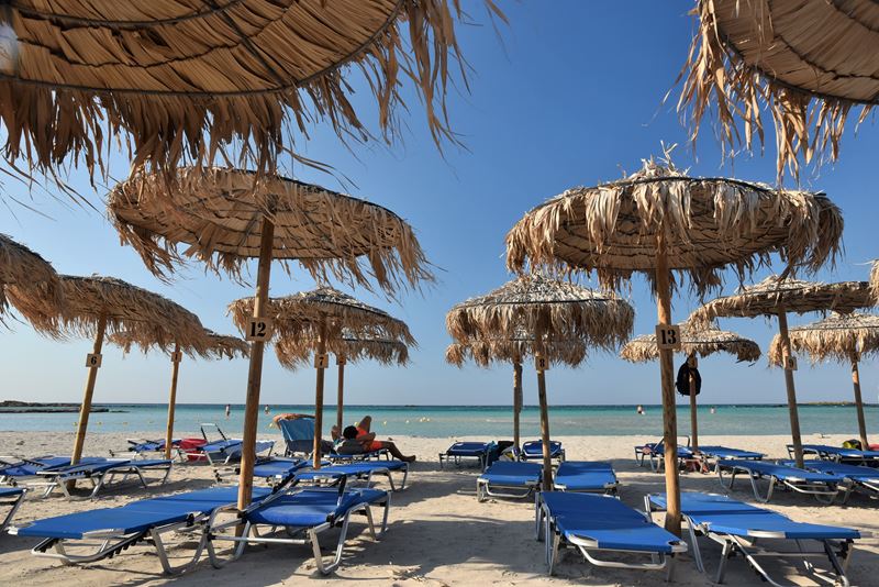 La plage d'Elafonissi déserte tôt le matin, avec ses transats et ses parasols
