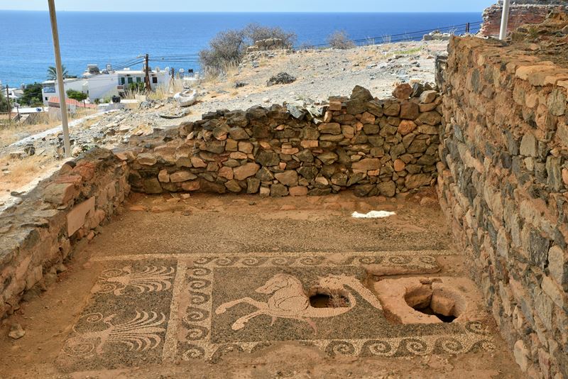 Face à la mer, la fameuse mosaïque qui représente un hippocampe dans le sanctuaire d'Asclepios.