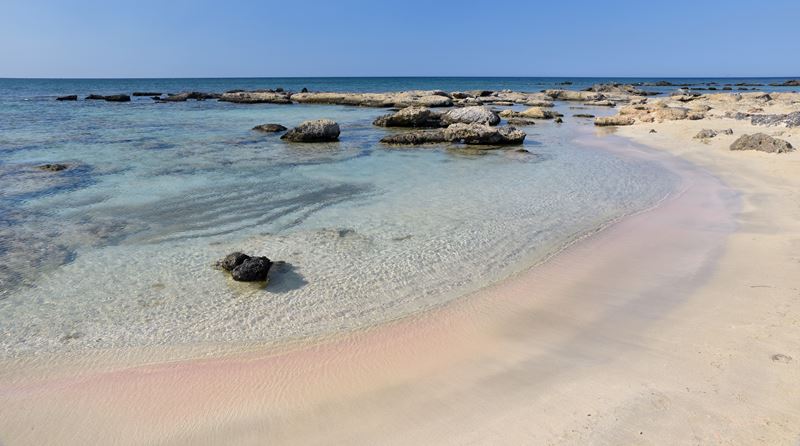 Une petite crique avec du sable rose sur l'île d'Elafonisi