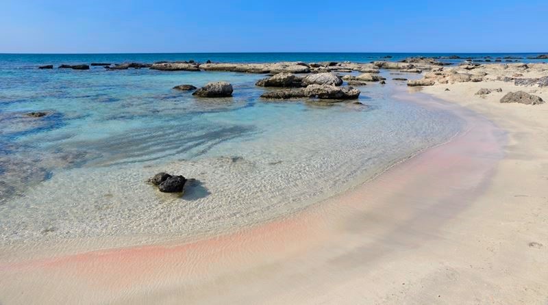 Une petite crique avec du sable rose sur l'île d'Elafonisi