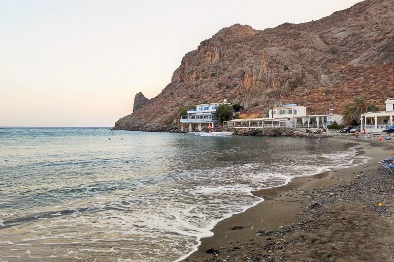 La plage du village de Lendas, aux pieds de la montagne