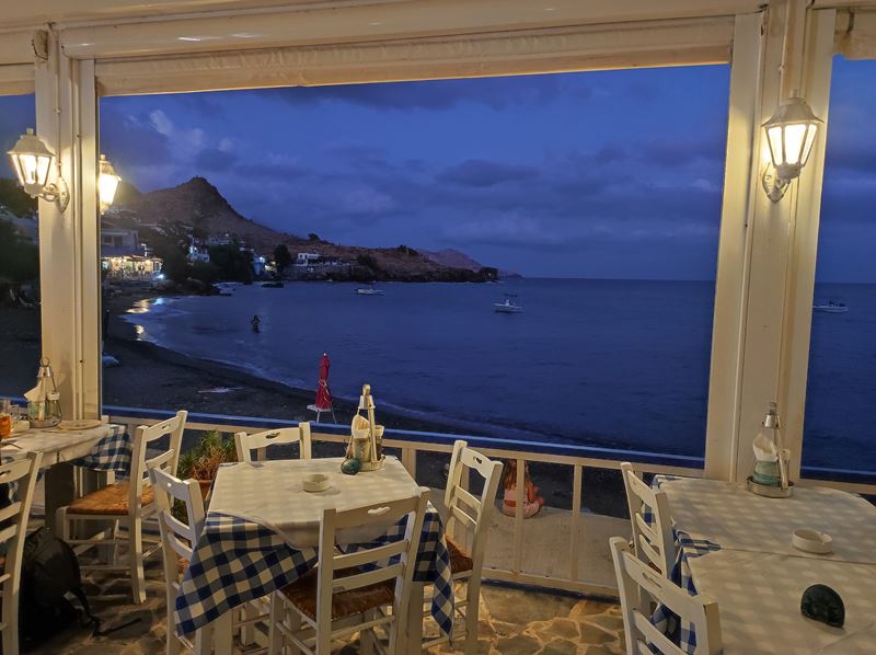 La terrasse ouverte du restaurant Porto Lenta dans la baie de Lendas 
