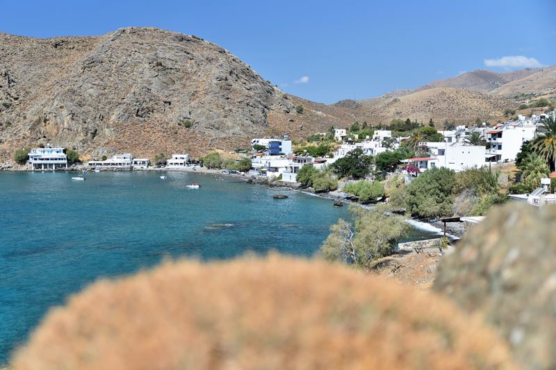 Vue d'ensemble du village de Lentas, qui donne sur les eaux cristallines de la Mer de Lybie et qui est situé aux pieds des montagnes.