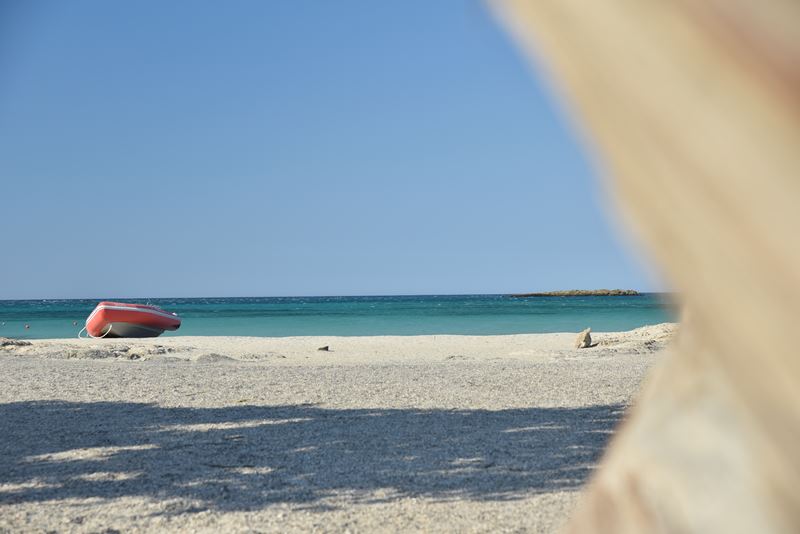 La plage déserte d'Elafonissi tôt le matin en plein mois d'août