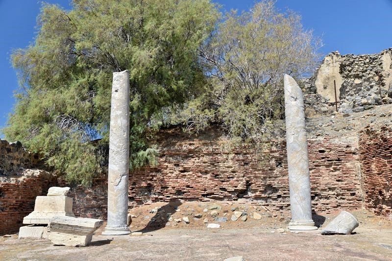 Parmi les ruines du temple d'Asclepios à Lendas, les deux seules colonnes de marbre qui tiennent encore debout
