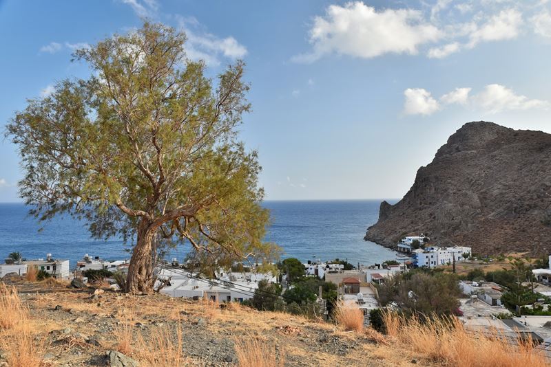 Le village de Lendas, situé entre mer et montagnes