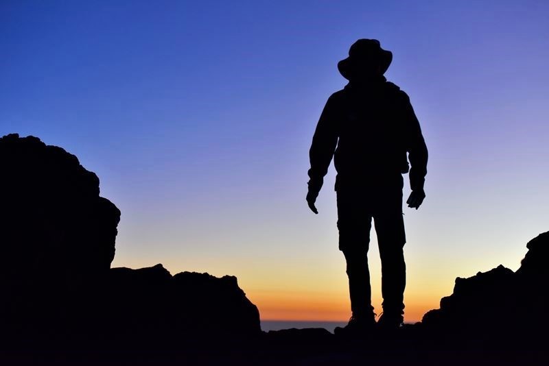 Andres sur le sentier de la Rambleta devant les couleurs du ciel juste après le coucher du soleil