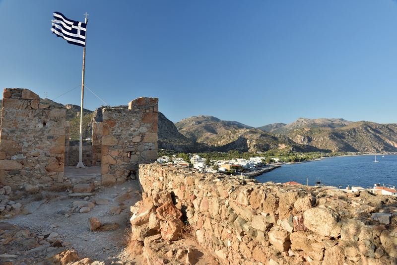 La forteresse de Selino domine la ville de Paleochora pendant le coucher du soleil