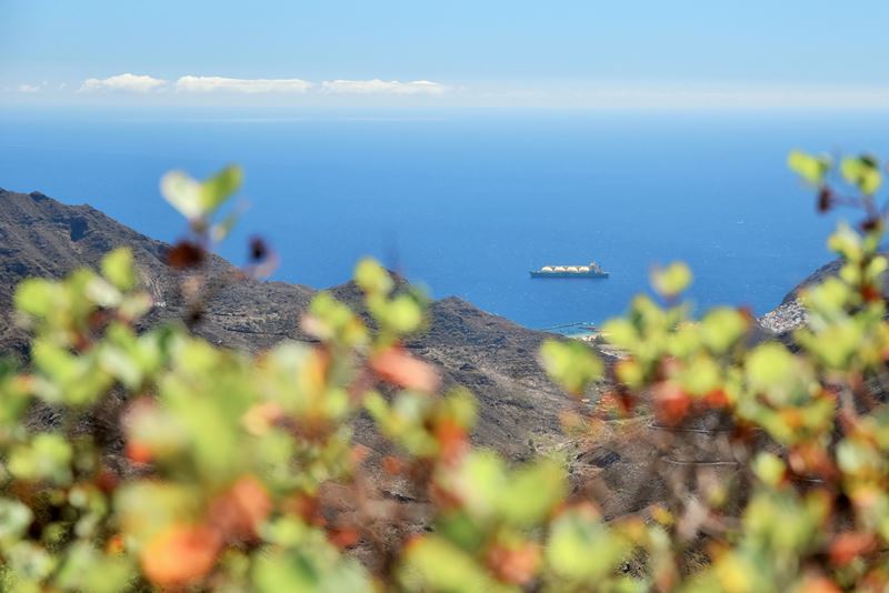 Vue sur la mer et sur un bateau au mouillage à Santa Cruz de Tenerife, dans le parc rural d'Anaga
