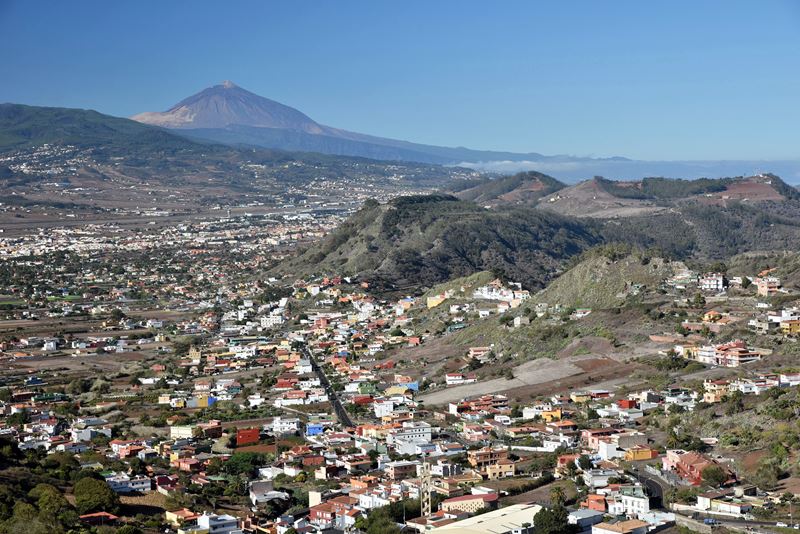 Vue depuis le belvédère de la Jardina sur le volcan Teide, la ville de San Cristobal de la Laguna, et des cratères de volcans éteints, dans le parc rural d'Anaga