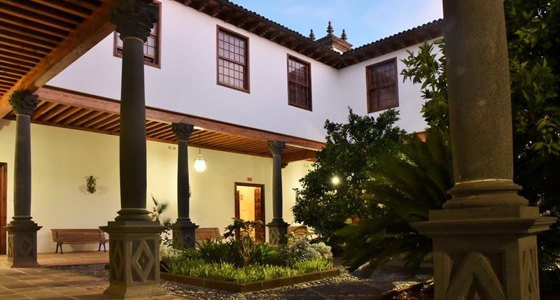 Le palais Salazar à la tombée de la nuit, dans la ville coloniale de San Cristobal de la Laguna