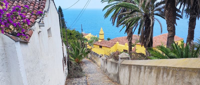 La Casona de Castro domine la mer, sur la Rambla de Castro