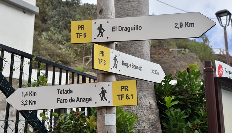 Panneaux directionnels de randonnées dans le minuscule village de Chamorga, dans le parc rural d'Anaga