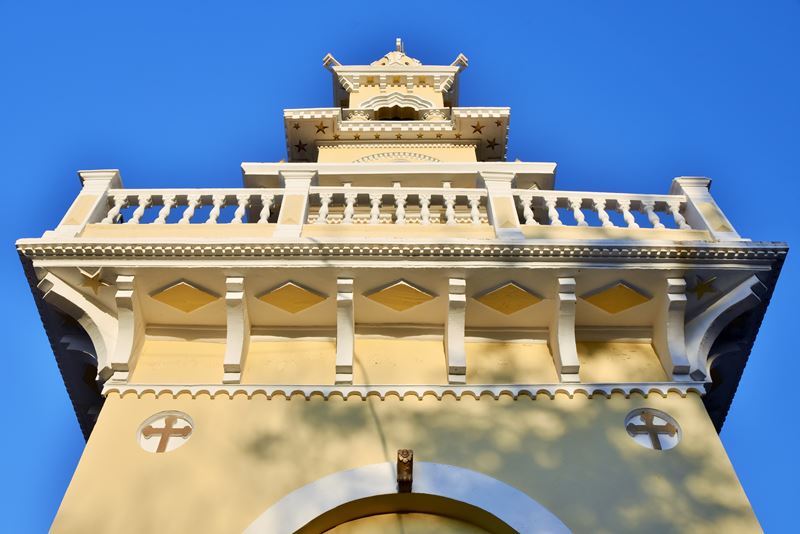 Le clocher à trois niveaux de l'église Evangelistra à Paleochora