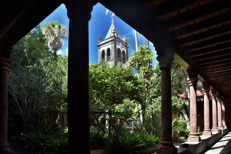 Le clocher du couvent San Agustin, son cloître et sa végétation dans la ville coloniale de San Cristobal de la Laguna